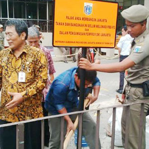 Plang dan Spanduk Nunggak Pajak Dipasang di Pintu Mal