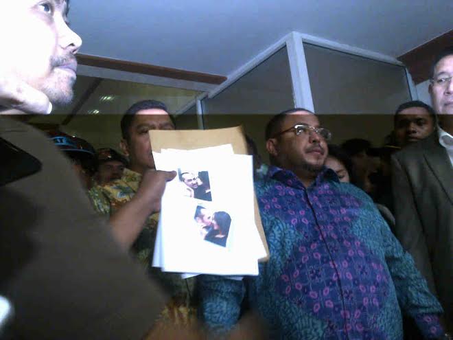 Foto Mesra Mirip Abraham Samad Dibawa ke Komisi III