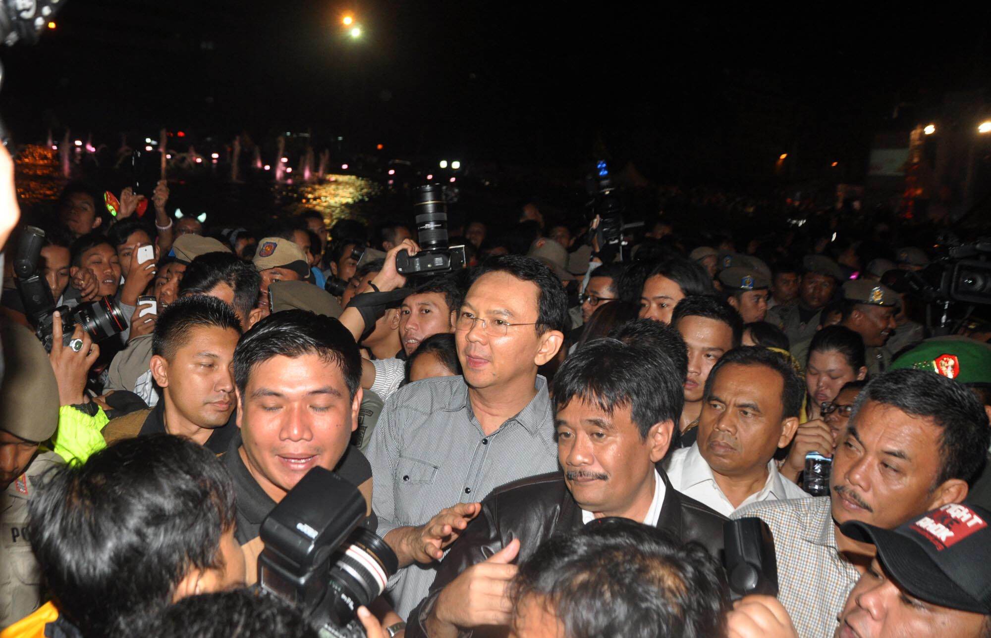 Kembang Api dan Suara Petasan Sambut Tahun Baru