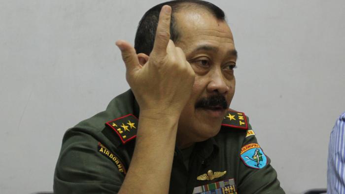 TNI di Perbatasan RI-Malaysia Amankan Belasan Senjata Api dan Granat