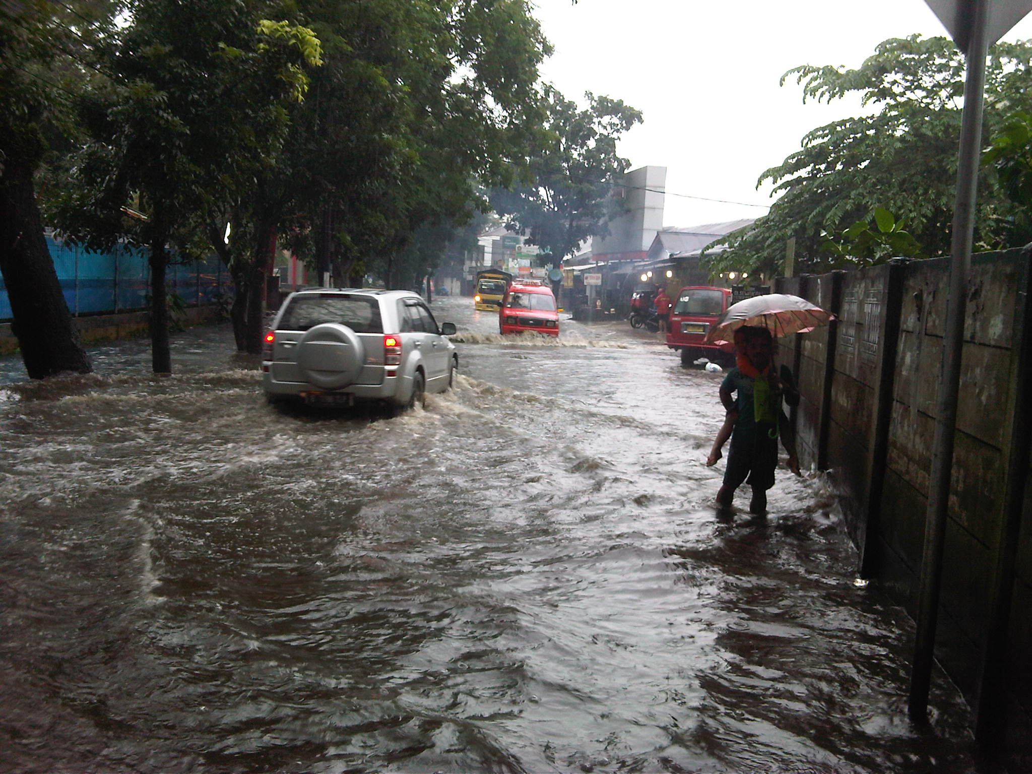Banjir, Jalan Raya Kelapa Dua Wetan Ciracas Tak Bisa Dilintasi