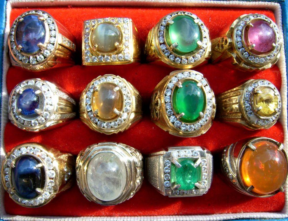 Kini Banyak Perempuan yang Juga Terpesona dengan Batu Akik