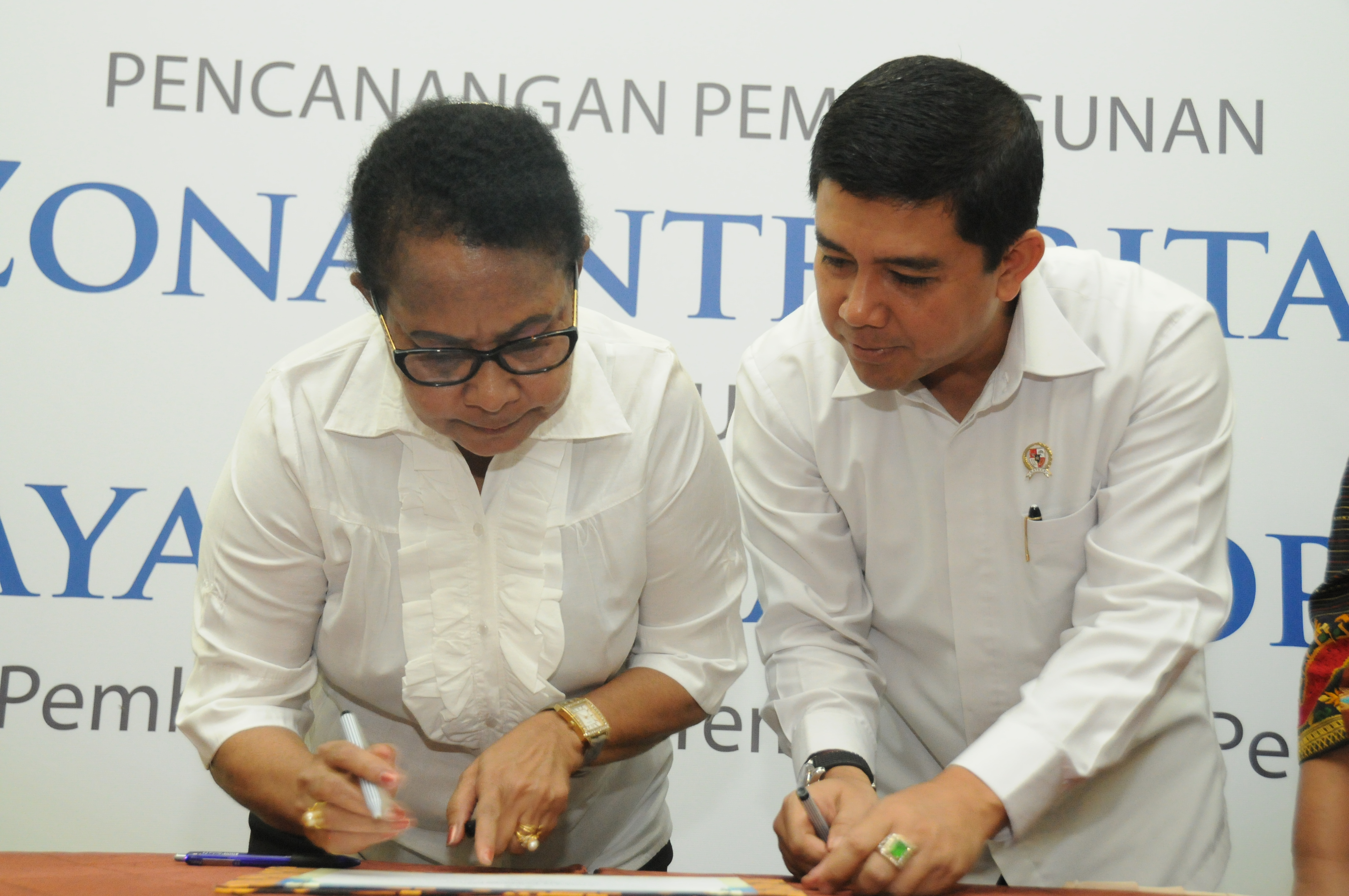 Yohana Yembise Teken Komitmen Bebas Korupsi di Kementeriannya