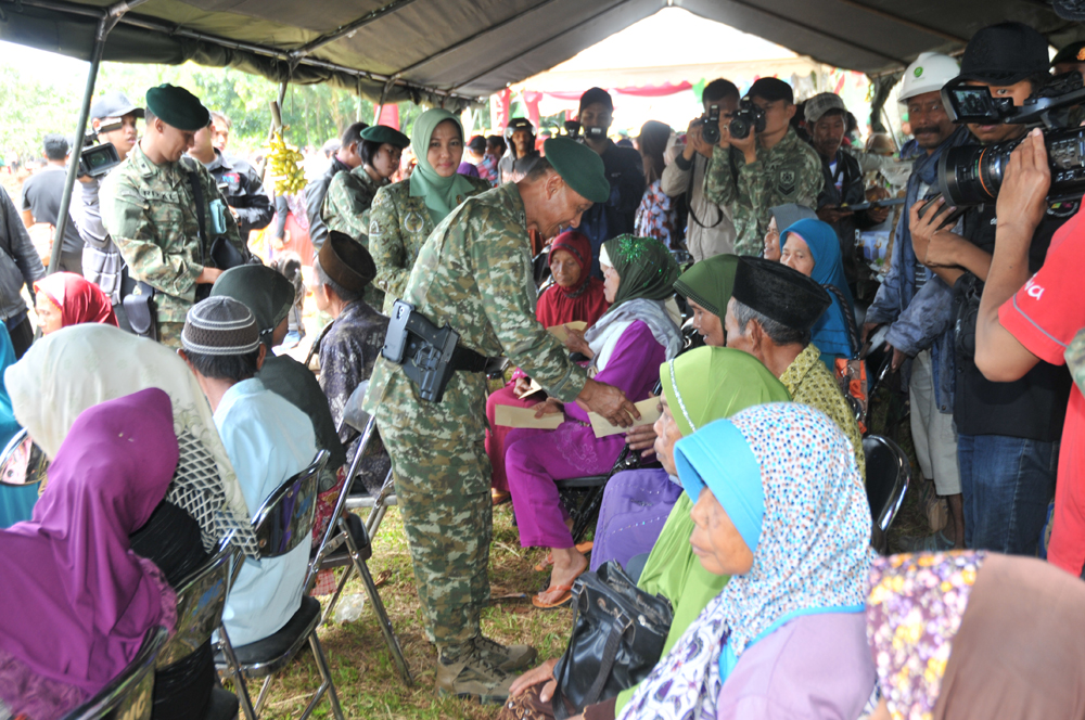 Kostrad Rayakan HUT dengan Kerja Bakti Bersama Orang Desa