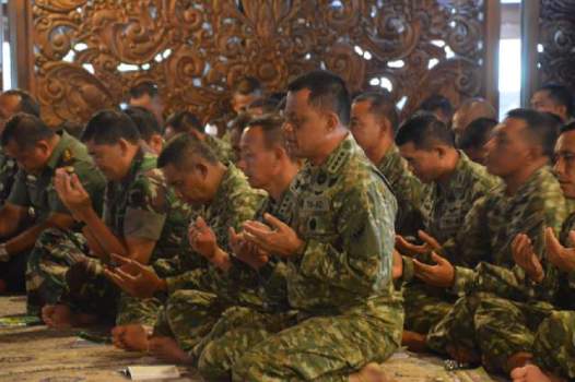 HUT ke 54 Kostrad, KSAD Gatot Pimpin Ziarah di Makam Soeharto