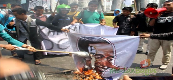 Foto Jokowi Diinjak dan Dibakar di Medan