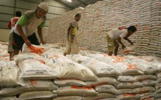 Jokowi Perintahkan Menterinya Pantau Harga Beras