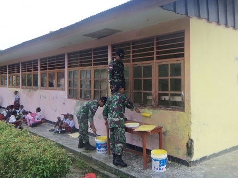 Prajurit TNI Bantu Kegiatan Belajar Mengajar di Perbatasan RI-PNG