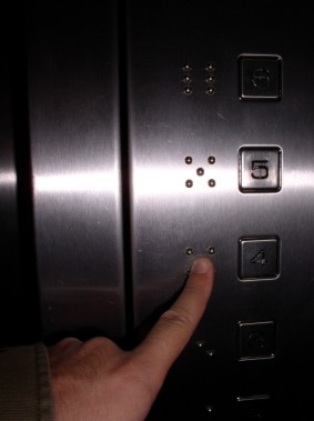 IMB Tak Diberikan jika dalam Lift Tidak Tersedia Huruf Braille