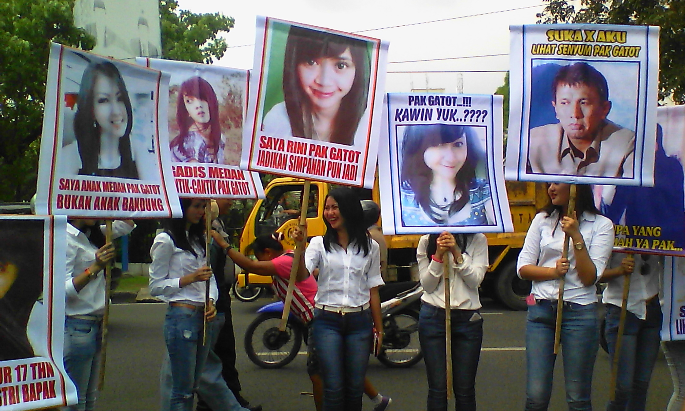 Model Cantik Demo "Minta" Dikawini Gubernur Gatot