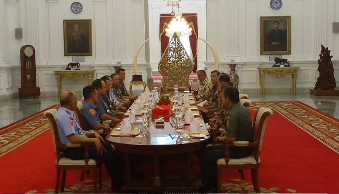 Undangan Makan Siang ke Istana untuk Membungkam Mahasiswa