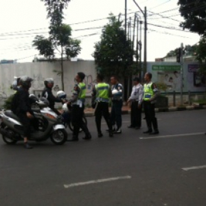 Jalan Lenggang, Warga Bandung Pakai Berfoto Sambil Tiduran