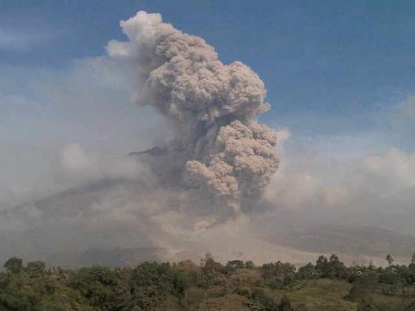 Pemerintah Didesak Tuntaskan Dana Bantuan untuk Korban Erupsi Sinabung