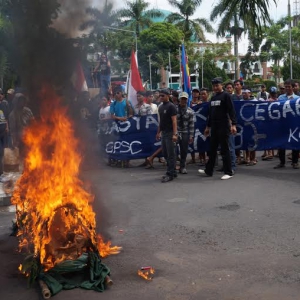 Bupati Cirebon, Perbaiki Tanggul Atau Mundur<i>!</i>