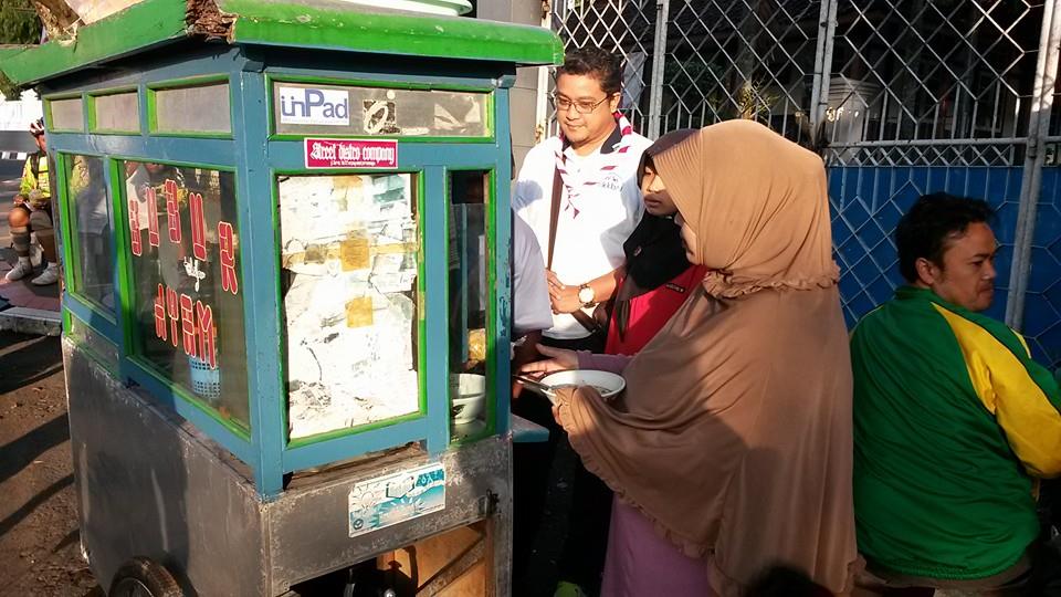 Bos Komisi IX Antri Bubur Ayam