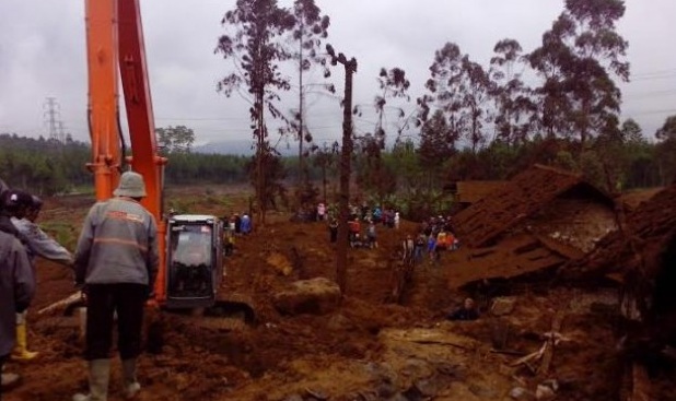 Tebal Lapisan Longsor hingga 4 M, Evakuasi Terkendala