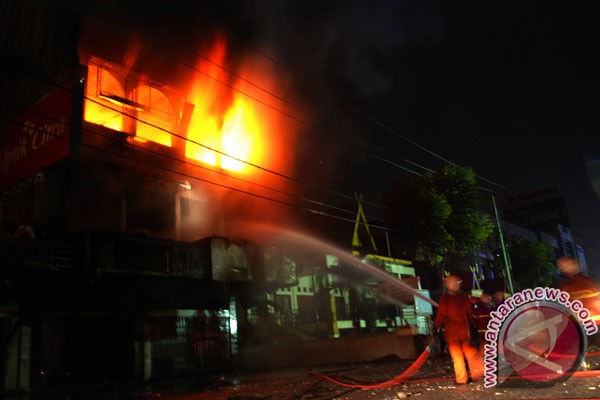 Api yang Melanda Kawasan Pergudangan di Kosambi Belum Berhasil Dipadamkan