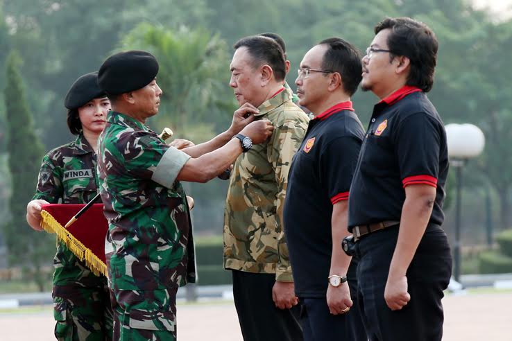 Panglima TNI Sematkan Brevet dan Jaket