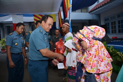 KSAL Bagikan Bingkisan untuk Anak Yatim dan Nelayan di Banten