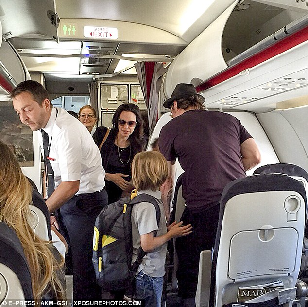 Angelina Jolie dan Brad Pitt Bawa Enam Anaknya Naik Air France Kelas