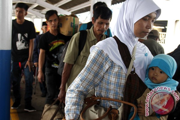 Ribuan Penumpang Pejalan Kaki Padati Pelabuhan Merak