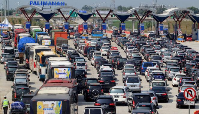 Jalan Tol dan Jalan Raya Umum Sama-sama Mecet, Bedanya di Tol Bayar