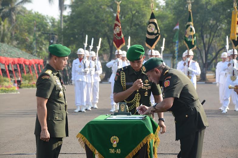 KASAD Serahkan Jabatan Pangkostrad ke Mayjen TNI Edy Rahmayadi