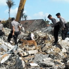 Anjing Pelacak Dikerahkan untuk Mengendus Amunisi dan Korban