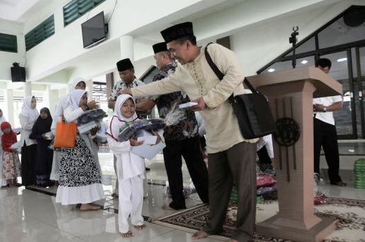 Bersilaturahmi dan 100 Anak Yatim Piatu Disantuni