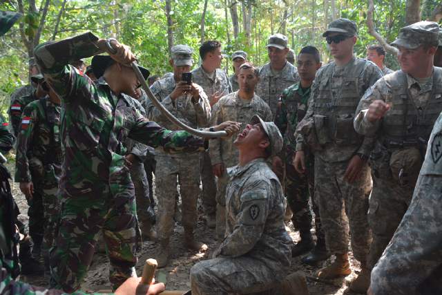 Prajurit Kostrad Ajari Tentara AS Cara Bertahan Hidup di Hutan