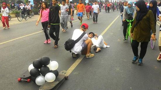 Pasangan Muda Ini Manfaatkan Car Free Day untuk Foto Pra Wedding