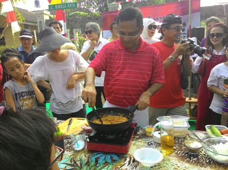 Turut Meriahkan HUT RI, Menteri Saleh Juara I Lomba Masak