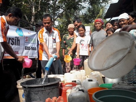 BMH Salurkan 100 Tangki Air Bersih ke Jatim dan Yogya