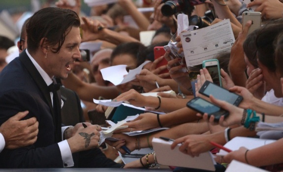 Johnny Depp Teken Autobiografi