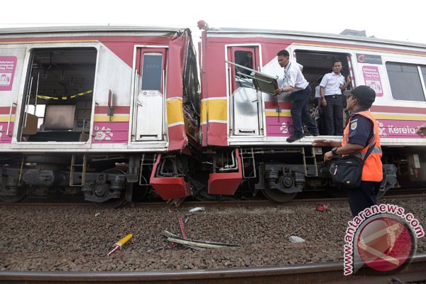 KRL Commuter Line Mengalami Tabrakan di Stasiun Juanda