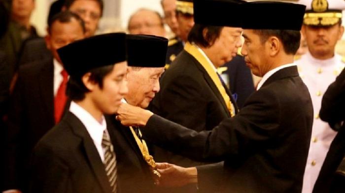 Kenapa Adian CS Diam Saat Jokowi Beri Penghargaan kepada Penyumbang Capres AS?