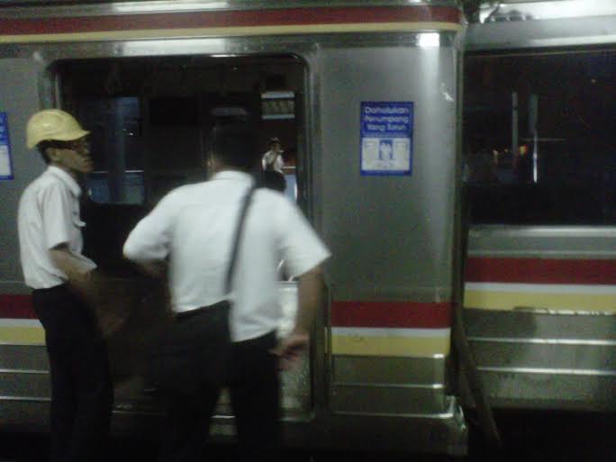 KRL Tabrakan, Netizen: <i>Aing</i> Pulang Naik <i>Aposeh</i>?