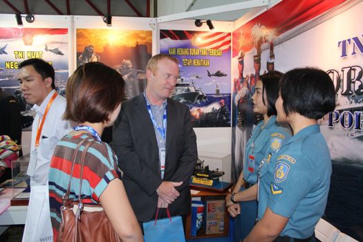 Masyarakat Antusias Kunjungi Stand TNI-AL di IME 2015