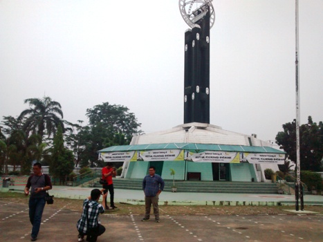 Wisatawan Lokal di Tugu Khatulistiwa