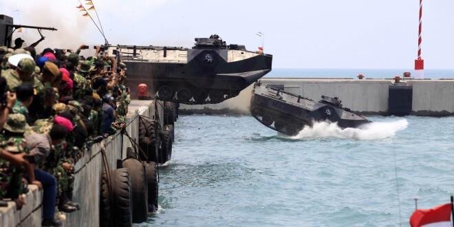 Dunia Sebut Atraksi Tank Marinir TNI AL '<i>Stupid Crazy</i>'