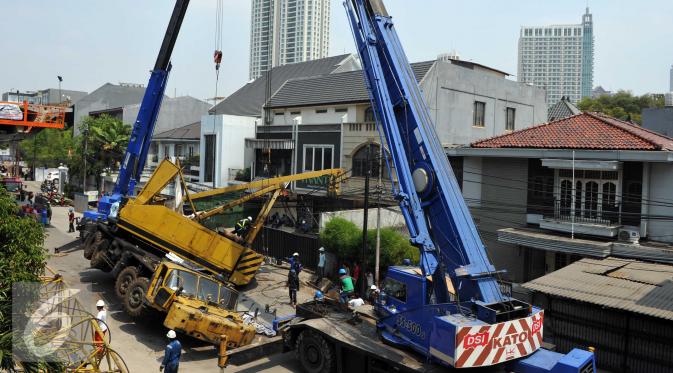 Evakuasi Crane Jatuh Berlangsung 10 Jam