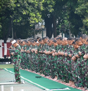 Prajurit Kostrad Bersujud Minta Hujan