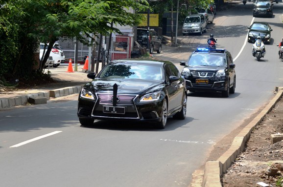 Setnov Ikut Pemakaman Ibunda Riza