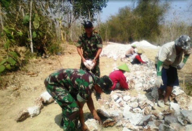 TNI Blora Bantu Warga Buat Jalan Makadam