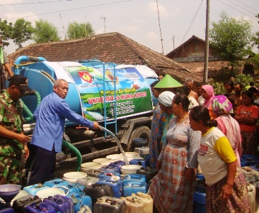 Warga Sembongin Serbu Truk Tangki Air Bersih Bantuan UMK