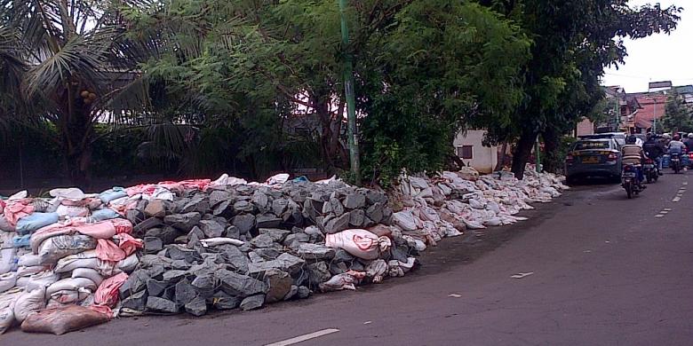 Warga Kramat Jati Pasang Karung Pasir Penahan Air