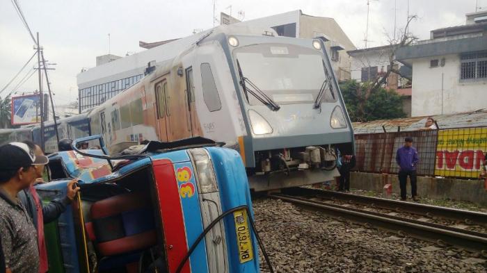 Ditabrak KA, Sebuah Angkot Di Medan Terseret Hingga 50 M