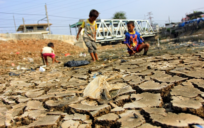 Kering Di Tepi Sungai Ciliwung