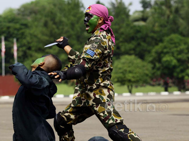 Korps Marinir Atraksi Lawan Geng Motor