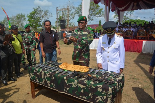 Warga Mesuji Serahkan Senpi Ilegal Ke Aparat TNI